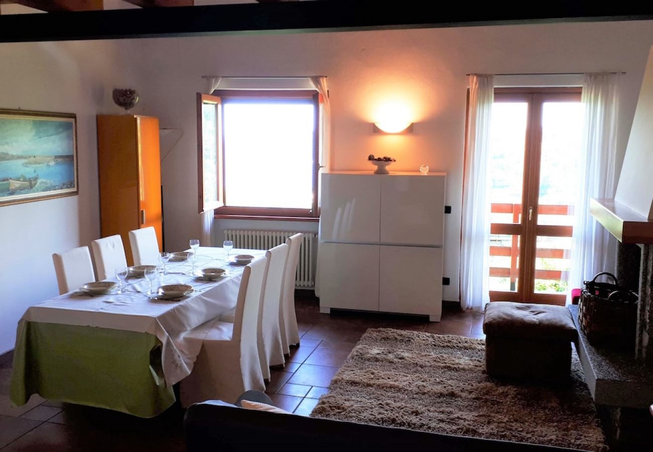 Ferienhaus in Pisano - Chalet Dania with garden, pool and lake view