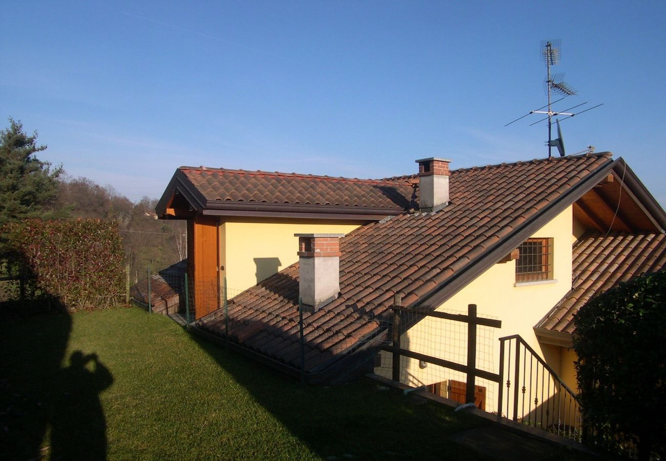 Ferienhaus in Pisano - Chalet Dania with garden, pool and lake view