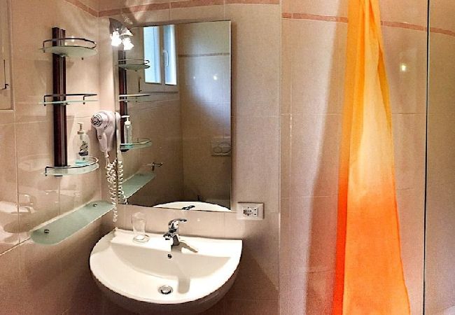 Ferienwohnung in Brezzo di Bedero - Amarys 1 with amazing lake view and pool Ferienwohnung in Brezzo di Bedero - Amarys 1 with amazing lake view and pool