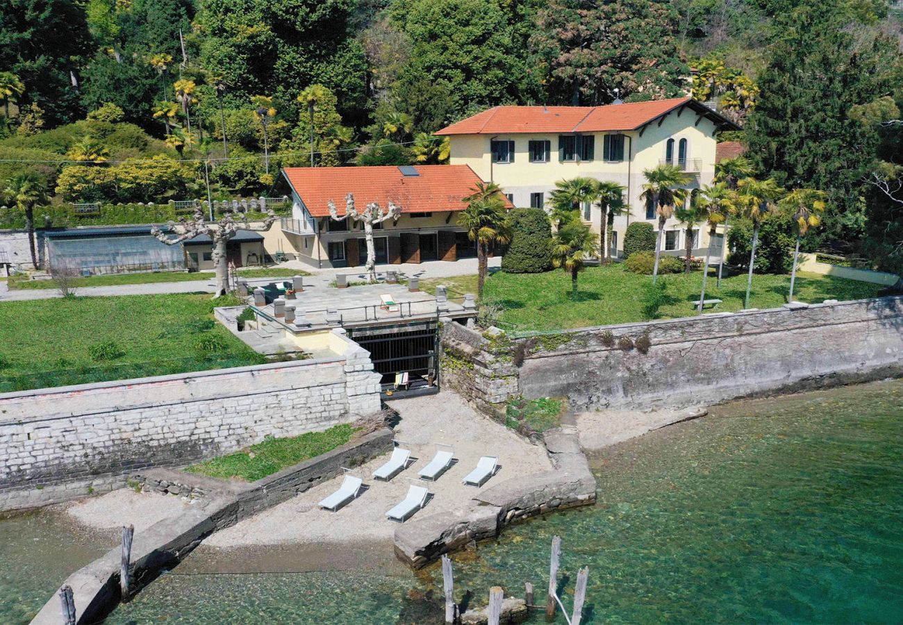 Villa in Ghiffa - Fiorina charming villa with private beach