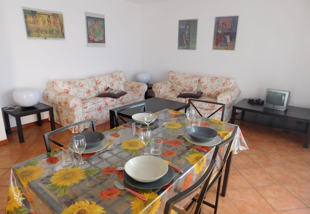 Ferienwohnung in Agra - Rosmarino 1 apartment in Agra with pool and view