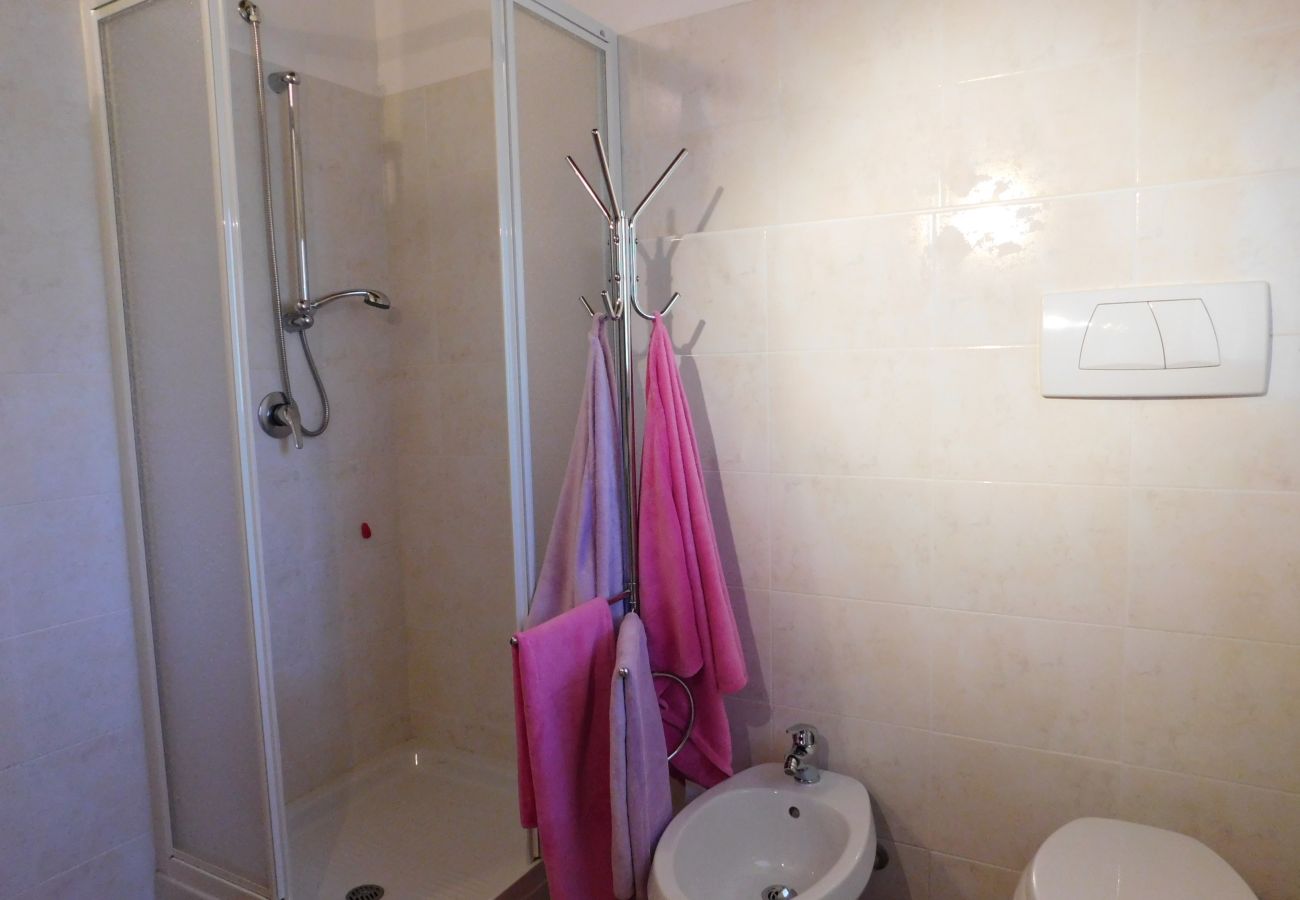 Ferienwohnung in Agra - Rosmarino 2 apartment in Agra with pool