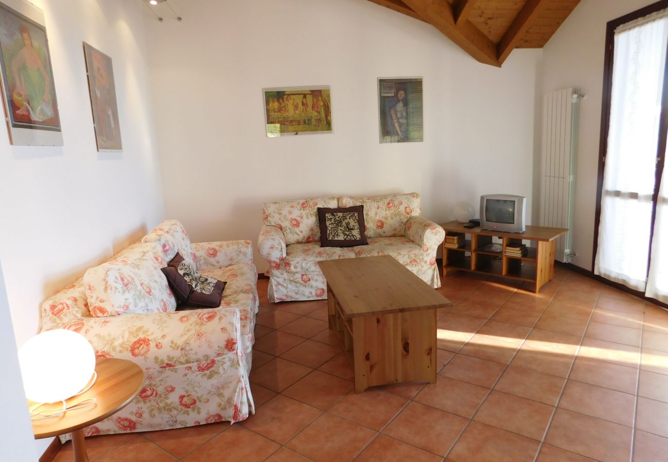 Ferienwohnung in Agra - Rosmarino 2 apartment in Agra with pool