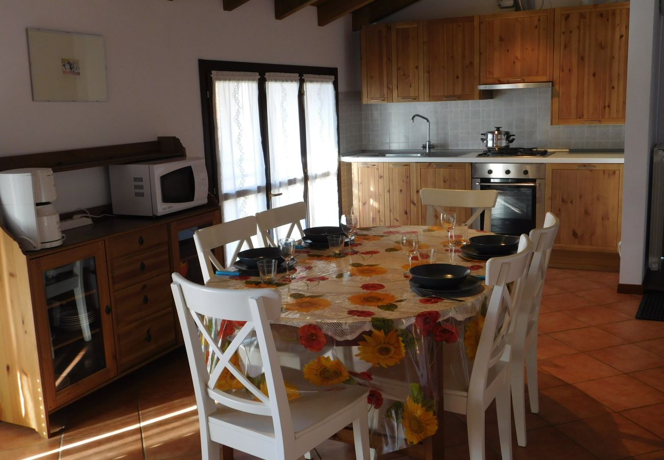 Ferienwohnung in Agra - Rosmarino 2 apartment in Agra with pool