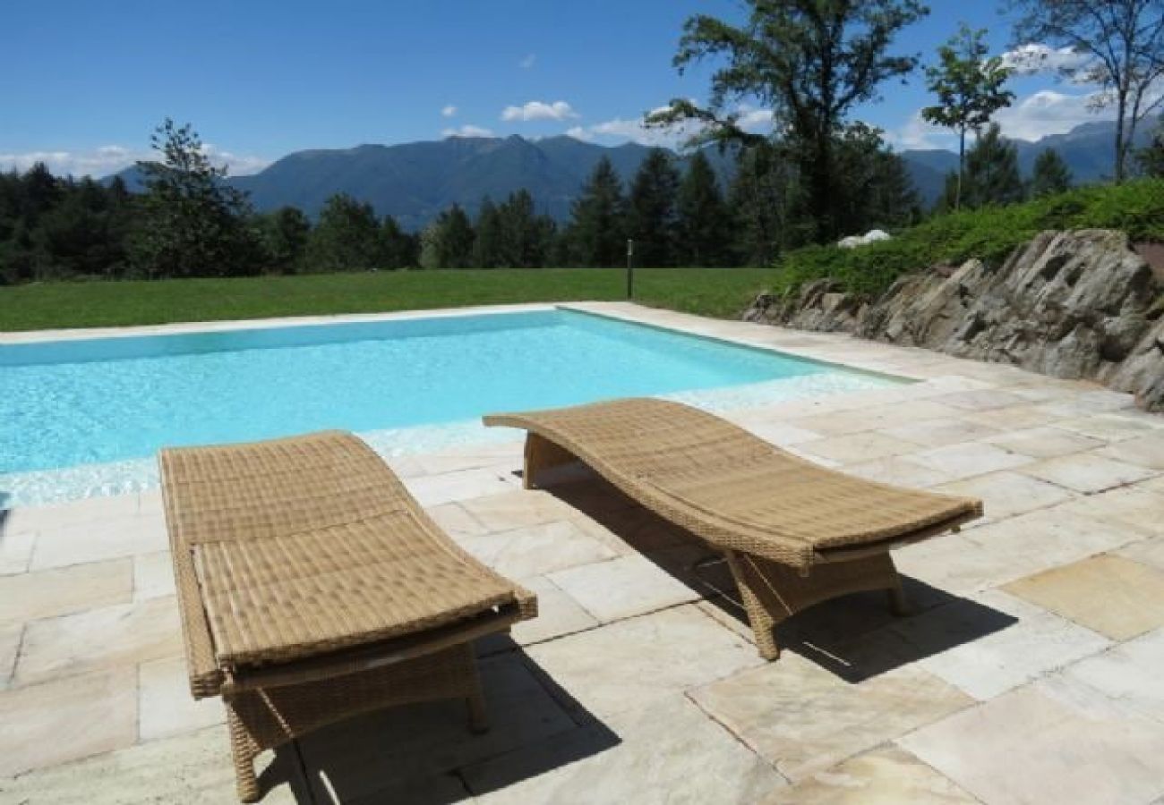 Villa à Luino - Villa Violetta in Luino with pool and garden