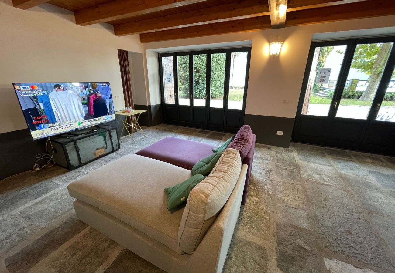 Villa in Ghiffa - Fiorina charming villa with private beach