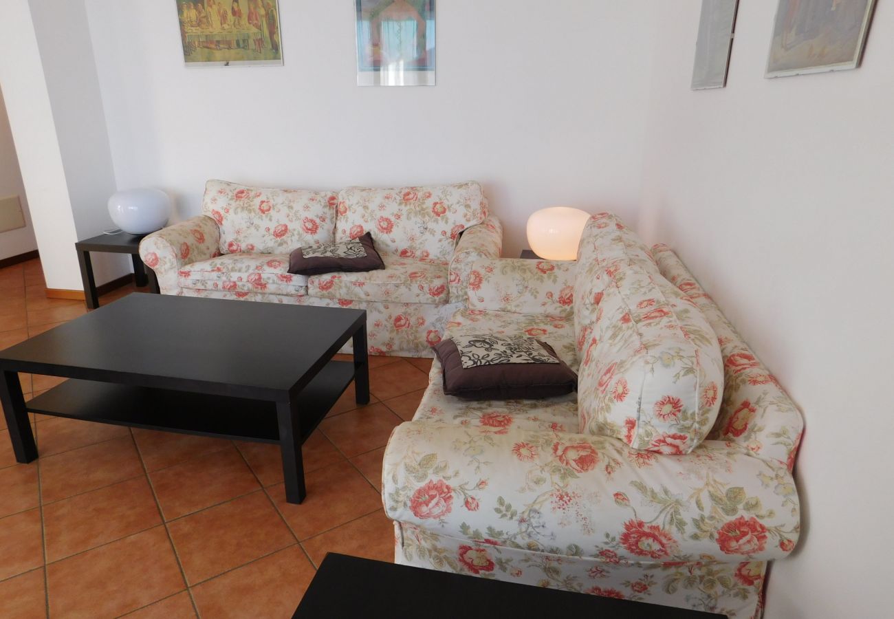 Apartment in Agra - Rosmarino 1 apartment in Agra with pool and view